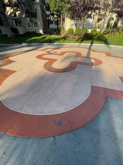 Piso de concreto decorativo con la pintura roja desgastada, antes del sandblasting
