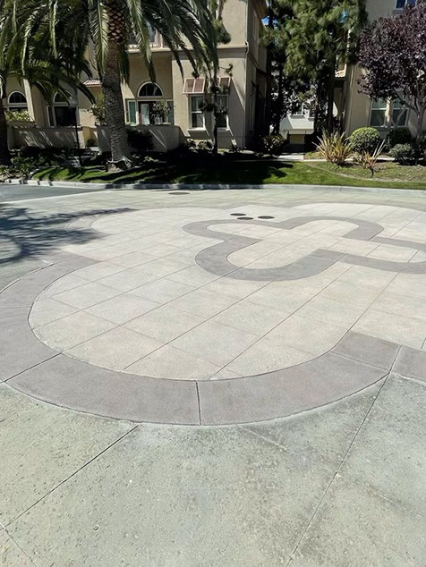 El mismo piso de concreto decorativo, limpio y parejo después del sandblasting