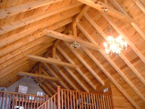 Techo interior de madera a dos aguas, limpio después del sandblasting
