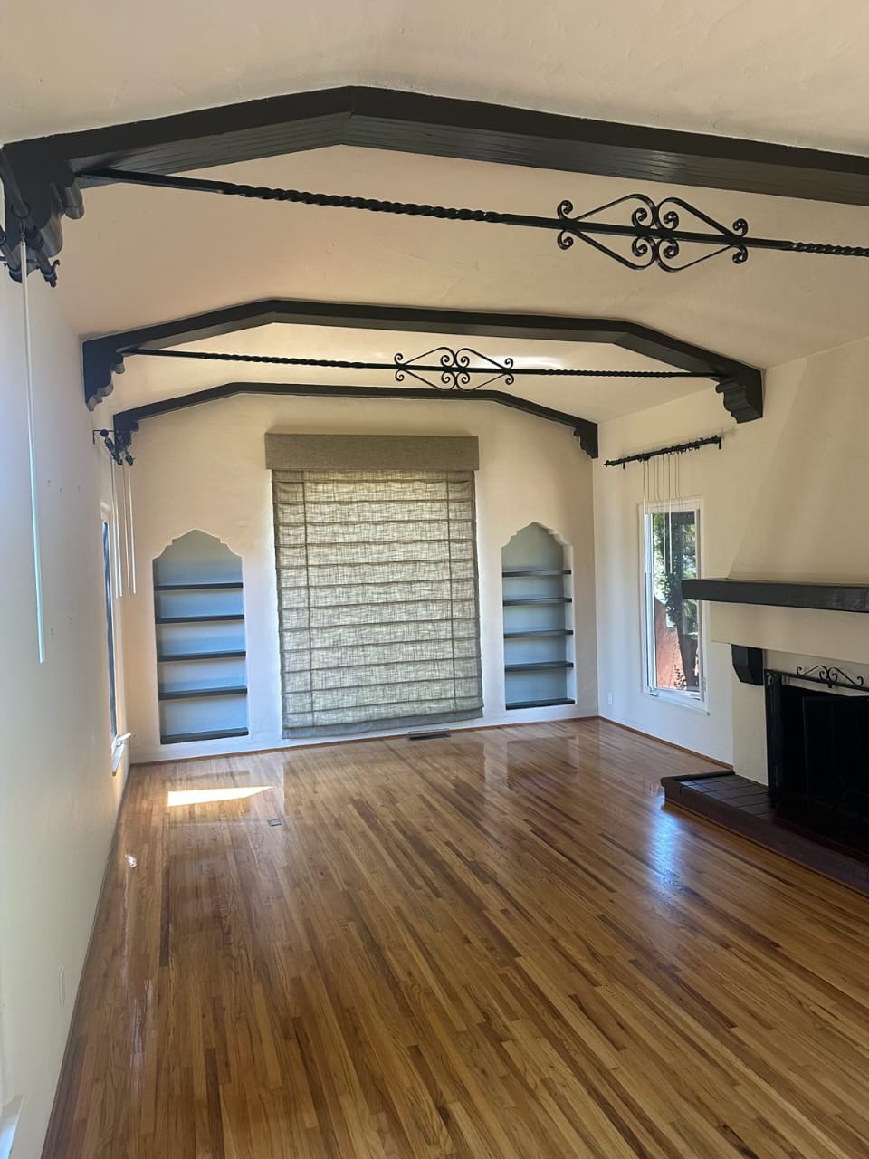 Sala con vigas de madera pintadas de café oscuro antes del sandblasting